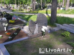 Памятники и надгробия