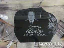 Памятники и надгробия