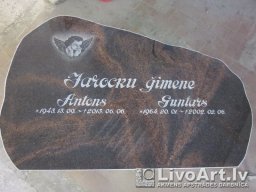 Памятники и надгробия