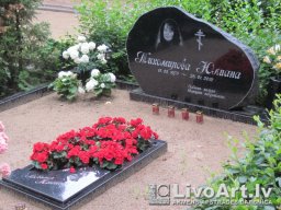 Памятники и надгробия