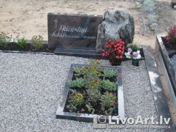 Памятники и надгробия